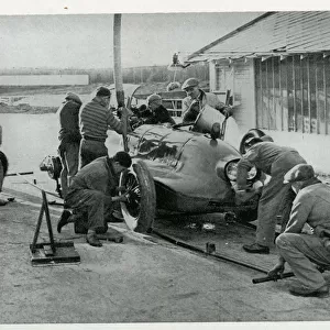 Tyre change and refuelling at Montlhery, France