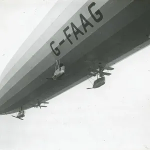 Under view of airship R. 33 (G-FaG) carrying aeroplanes Under view of airship R. 33 (G-FaG) carrying aeroplanes