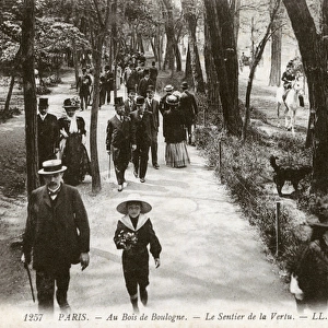 Walking on Le Sentier de la Vertu, Bois de Boulogne, Paris