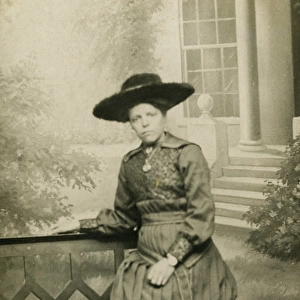 Woman with large hat and pleated skirt