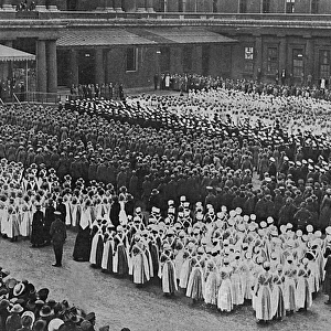 Women workers WW1 - procession of homage at Palace