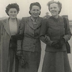 WW2 era - Home front, Three women on holiday - Isle of Wight