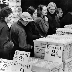 WW2 - Home front - British housewives queue to buy eggs
