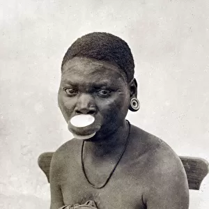 Young woman with a pronounced lip plate - Mozambique