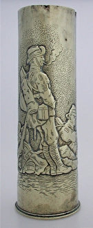 Images Dated 4th October 2008: 19 pounder shell case - three Australian soldiers relaxing
