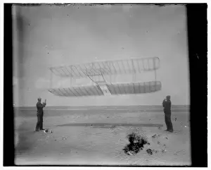 1901 glider being flown as a kite, Wilbur at left side, Orvi