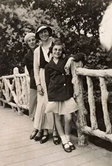 Images Dated 20th October 2016: 1930s mother and daughters