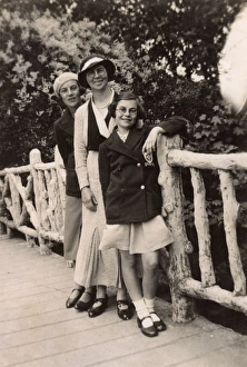Images Dated 20th October 2016: 1930s mother and daughters