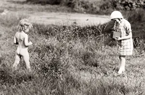 Pre War Prints: 1930s press photo - girl taking photo with a box camera