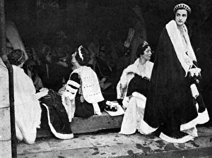 1937 Coronation - Abbey guests stranded in rain after