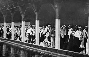Coronations Prints: 1937 Coronation - Abbey guests stranded in rain after ceremo