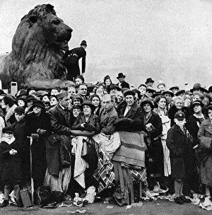 1937 Coronation - spectators climbing on Victoria memorial