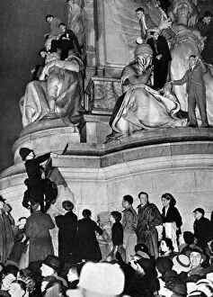 Lions Gallery: 1937 Coronation - spectators in Trafalgar Square