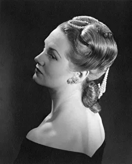 Neckline Collection: 1940s hairstyle