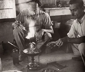 1943 Syria - British soldier cooking sand crabs