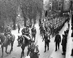 Images Dated 5th September 2011: 2nd Scots Guards leaving Tower of London, WW1