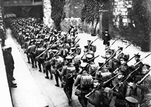 Rifles Collection: 2nd Scots Guards leaving Tower of London, WW1