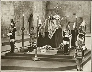 Images Dated 12th March 2020: Over 5000 people an hour passed through Westminster Hall to pay their tributes to the