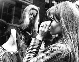 Adjusts Gallery: 60S Girl / Window