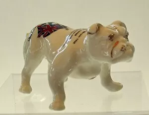 Images Dated 17th October 2010: AB R & Co patriotic china bulldog with laurel wreath