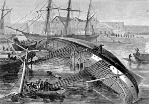 Images Dated 31st March 2004: Acccident in London docks, the ship Eastminster, when it cap