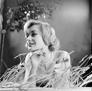Images Dated 13th January 2016: Advertisement for Nivea shampoo