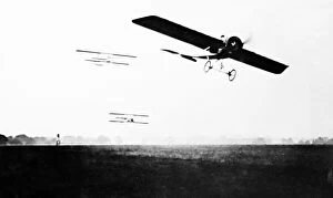 Aerodrome Collection: Aeroplanes racing at Hendon Aerodrome