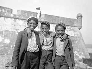 Images Dated 7th March 2017: Three African American teenagers with arms round shoulders