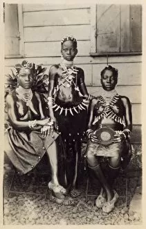 Images Dated 9th March 2016: African women and girl in native dress
