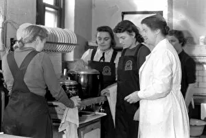 Images Dated 5th October 2011: AFS women undergoing catering instruction, WW2