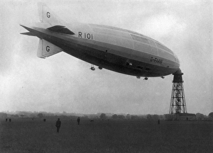 R101 Gallery: Airship R101 at its mooring mast
