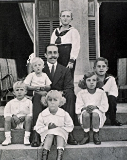 Relative Gallery: Alfonso XIII with all his sons (1915)