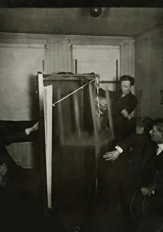 Sance Gallery: Alleged Abnormal levitation of a table