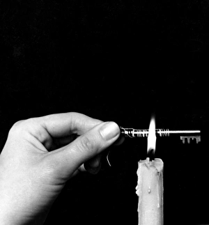 Images Dated 1st September 2011: Amazing Thread Trick