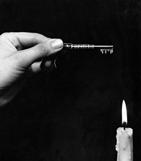 Images Dated 1st September 2011: Amazing Thread Trick