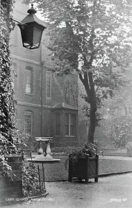 Nearby Prints: Amen Court, London