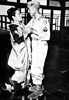Images Dated 28th October 2004: American Soldier dancing with a Japanese Geisha, 1945