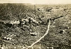 Images Dated 19th December 2011: American soldiers with German machine gun, WW1