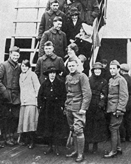 Aquitania Gallery: American soldiers returning home with English brides, WW1