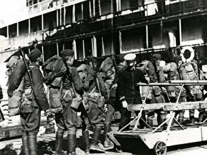 Images Dated 19th December 2011: American troops boarding USS Charles, Southampton, WW1