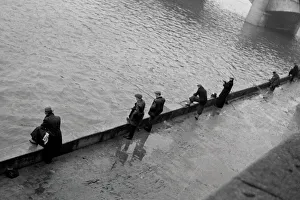 Angler Gallery: Anglers on the River Seine, Paris