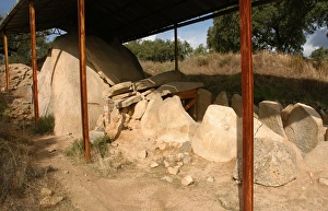 Images Dated 18th October 2006: Anta Grande do Zambujeiro. Megalithic monument. 4000-35000 B
