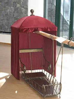 Images Dated 31st January 2013: Antique Sedan Chair - Madeira