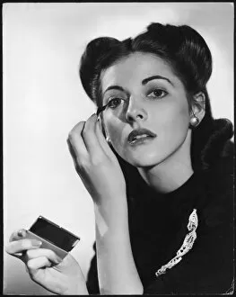 Mascara Gallery: Applying Mascara 1940S