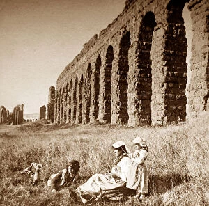 Aqueduct Collection: Aqueduct near Rome, Italy