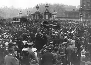 Armistice Day crowd outside Buckingham Palace, 1918