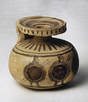 Aryballos decorated with four warriors. From Corintio. 4th c Aryballos decorated with four warriors. From Corintio. 4th c