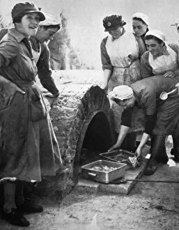 Images Dated 14th March 2012: ATS - using a brick field oven in training, 1939