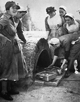 Images Dated 14th March 2012: ATS - using a brick field oven in training, 1939