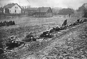 Images Dated 8th November 2011: Austrian soldiers ready to fire, Galicia, WW1